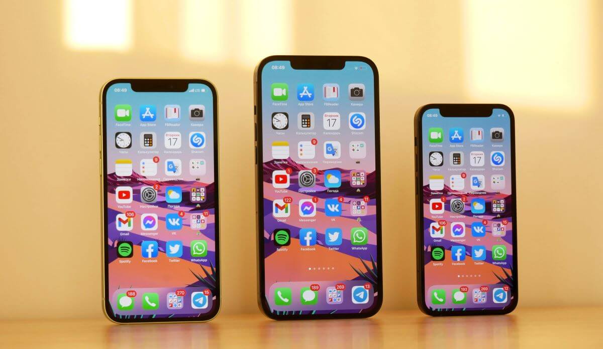 Three-iPhones-lined-up